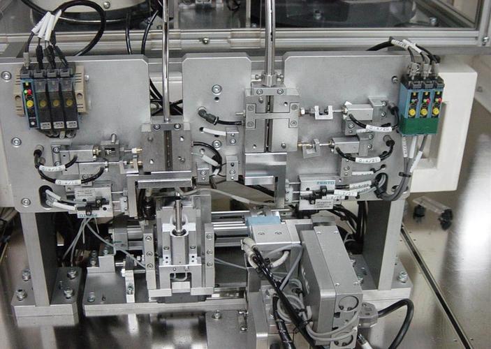 公司依靠先進(jìn)自動(dòng)化技術(shù)支持,獨(dú)立開(kāi)發(fā)多種自動(dòng)化專(zhuān)機(jī)及